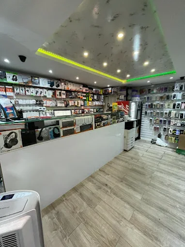 L'atelier de réparation de SOS PHONE au 46 Rue d'Avron, Paris 20e, montrant un espace de travail organisé et professionnel.