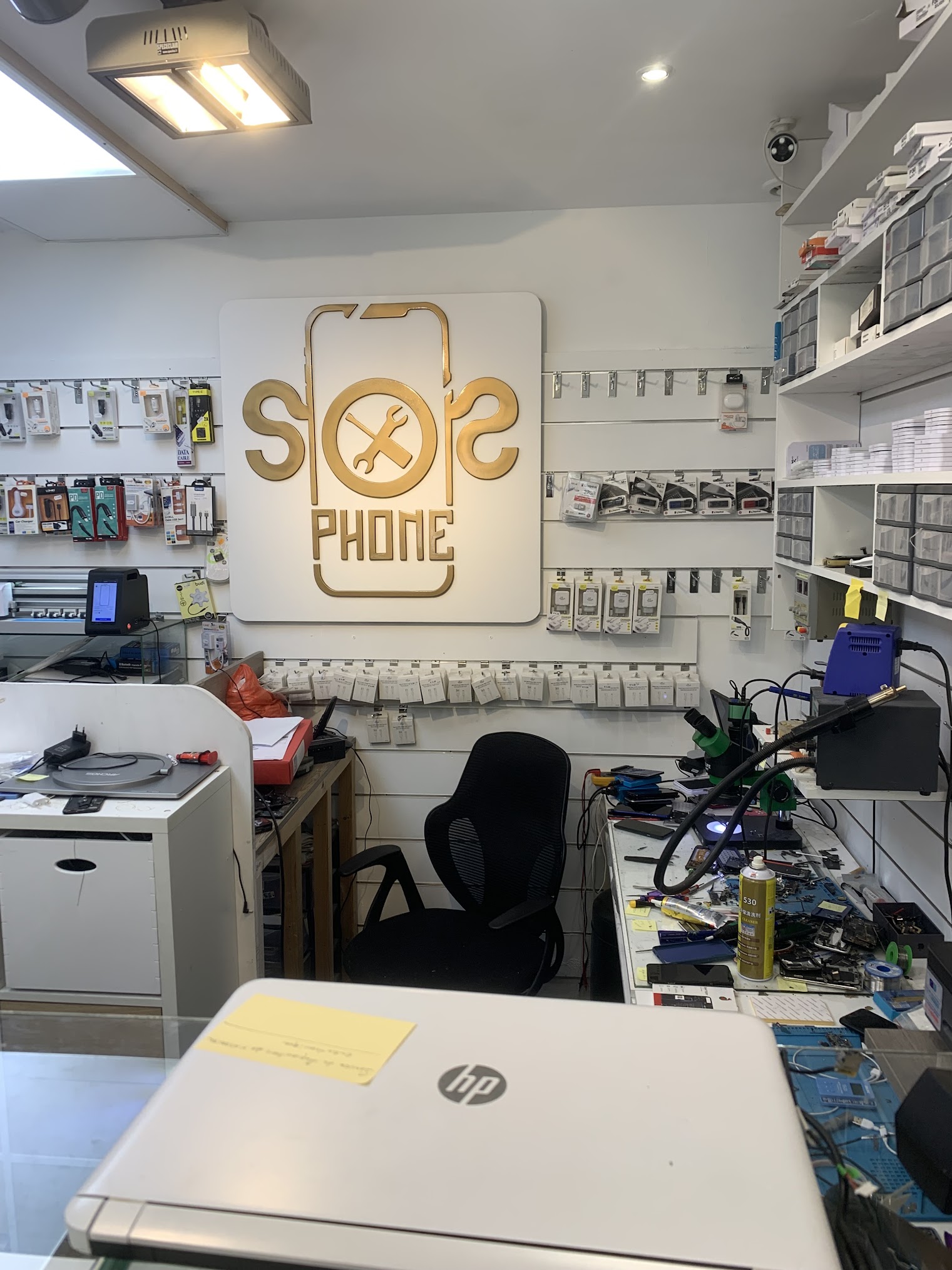 Poste de réparation et outillage de l’atelier SOS PHONE rue d’Avron