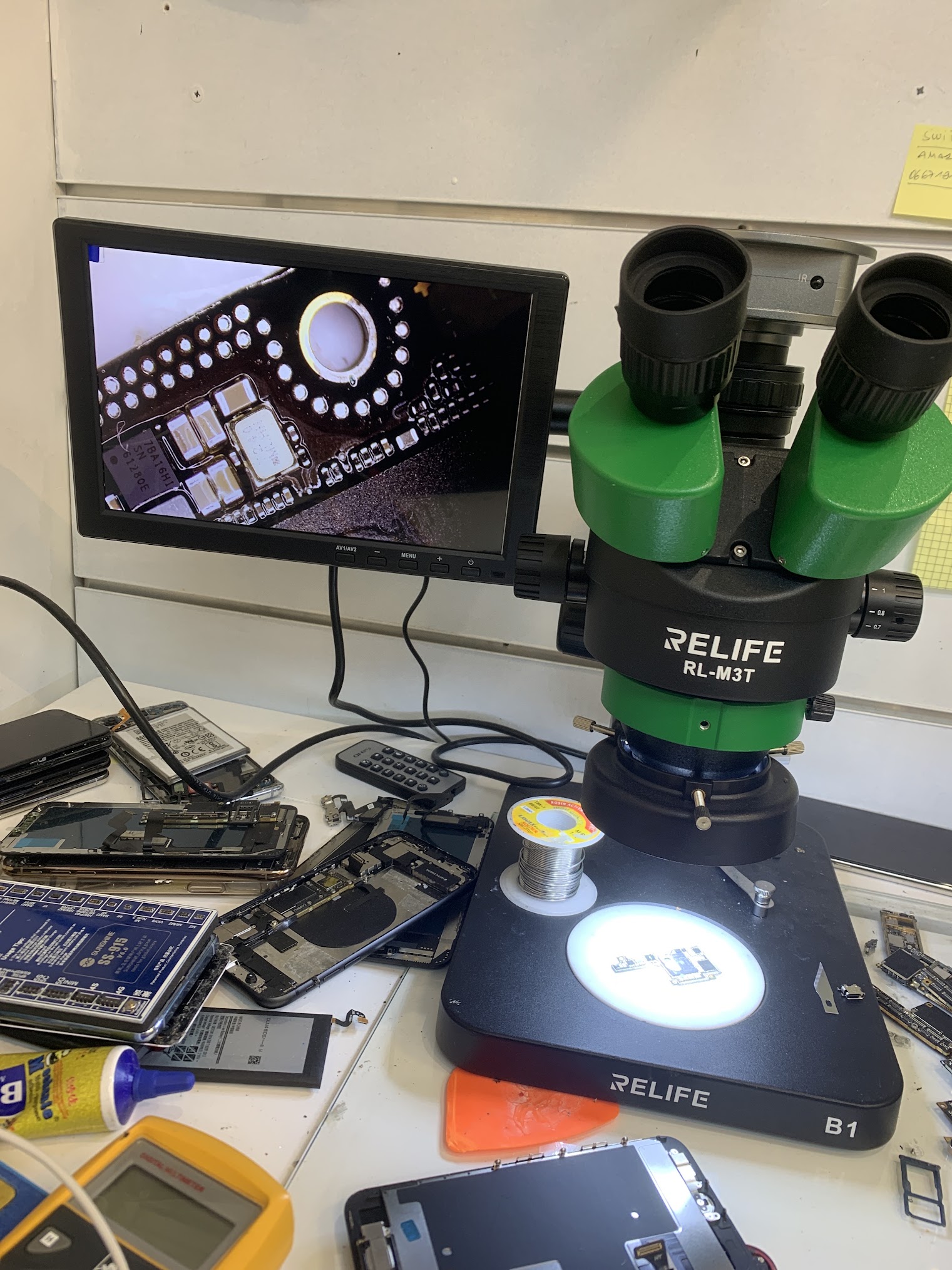 Microscope et écran d’observation d’une carte électronique chez SOS PHONE