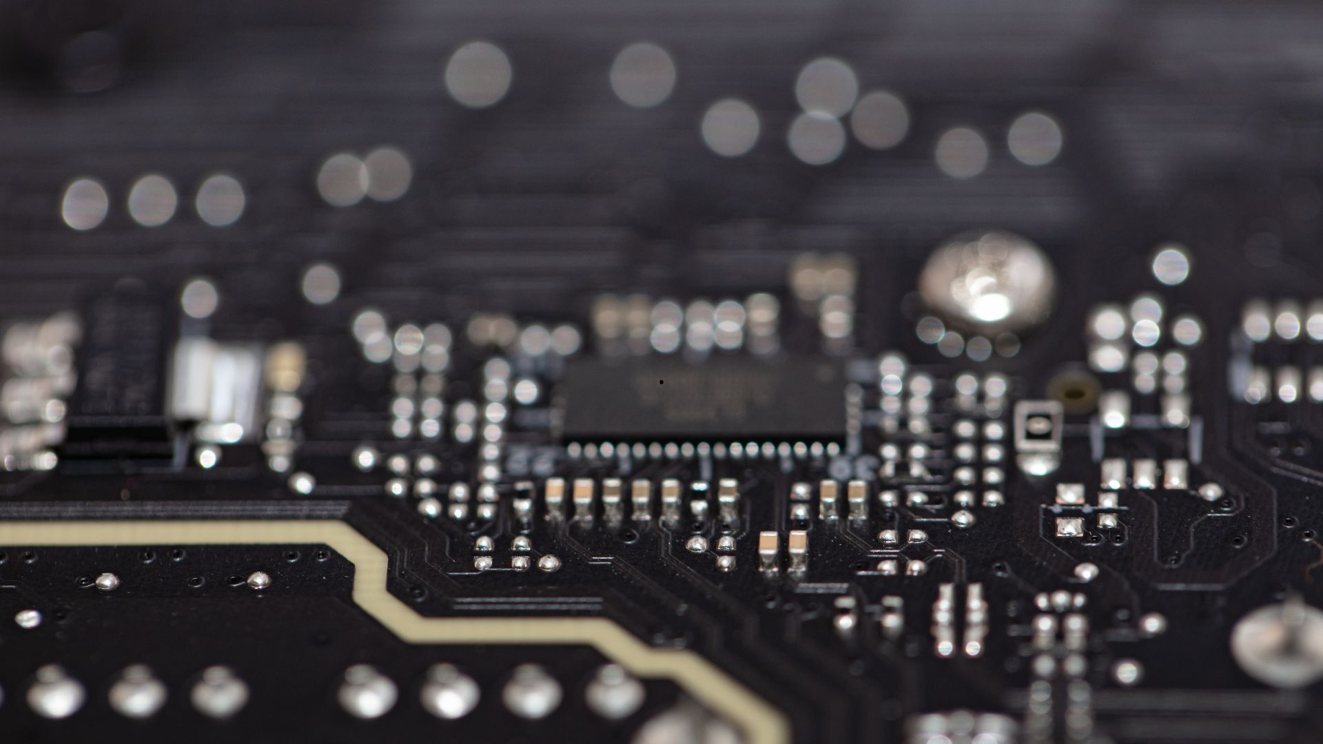 Expert en micro-soudure effectuant une réparation de précision sur une carte mère de smartphone à Paris 20e