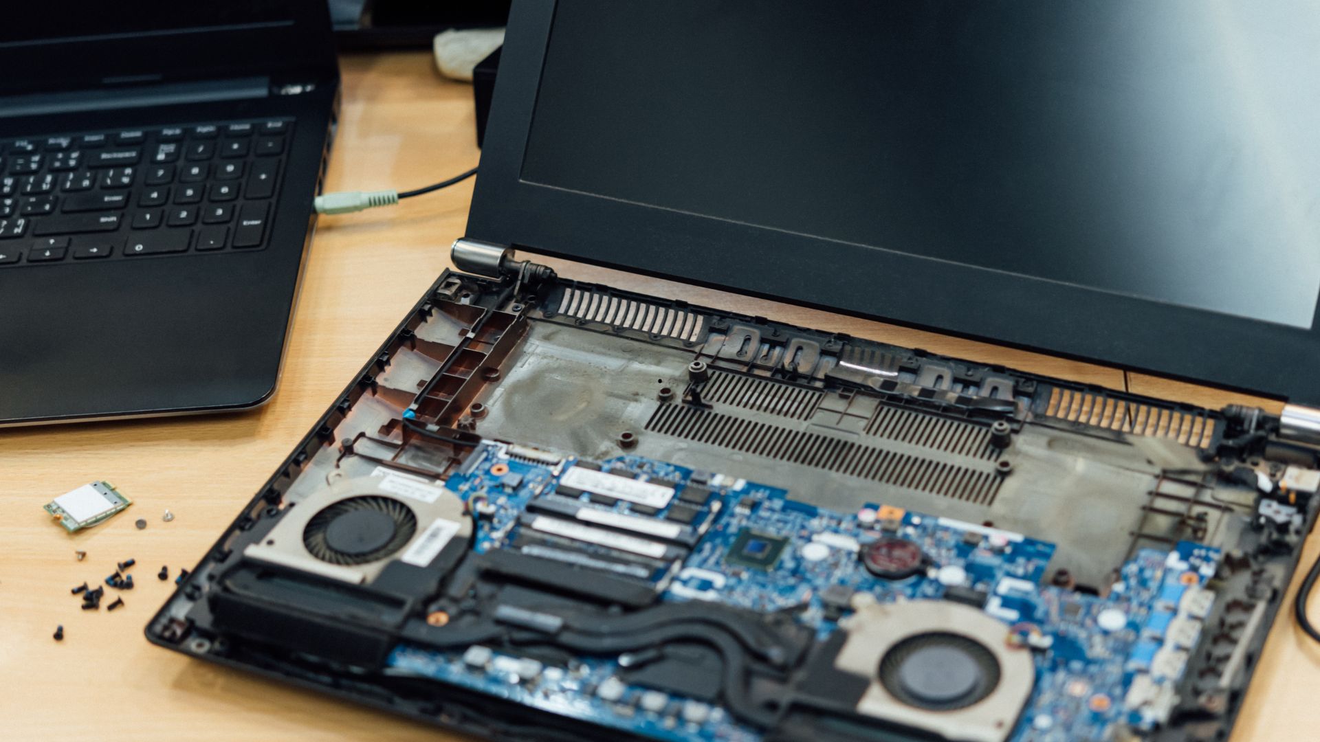 Technicien en train de réparer un ordinateur portable