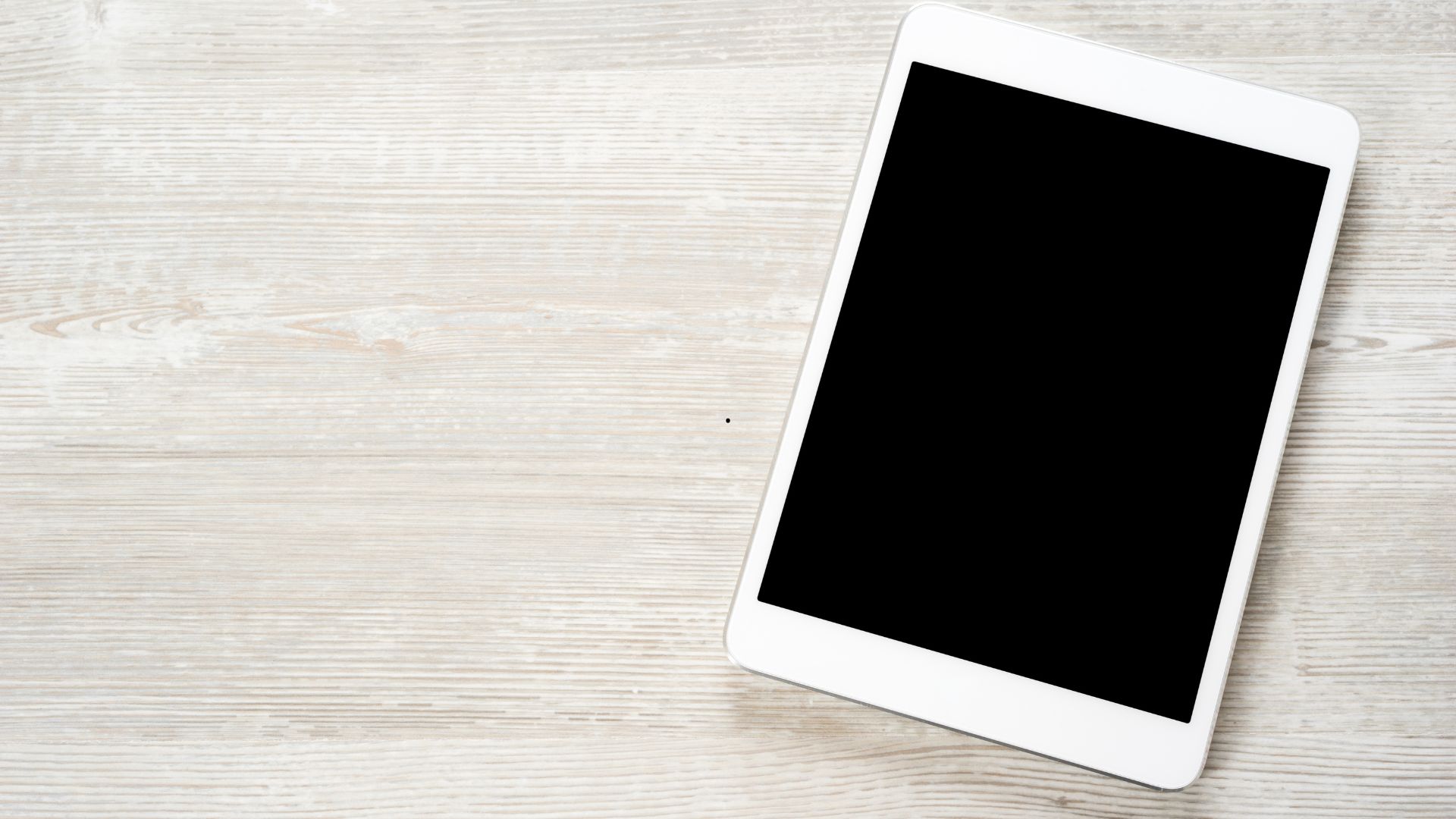 Technicien réparant une tablette iPad dans un atelier parisien