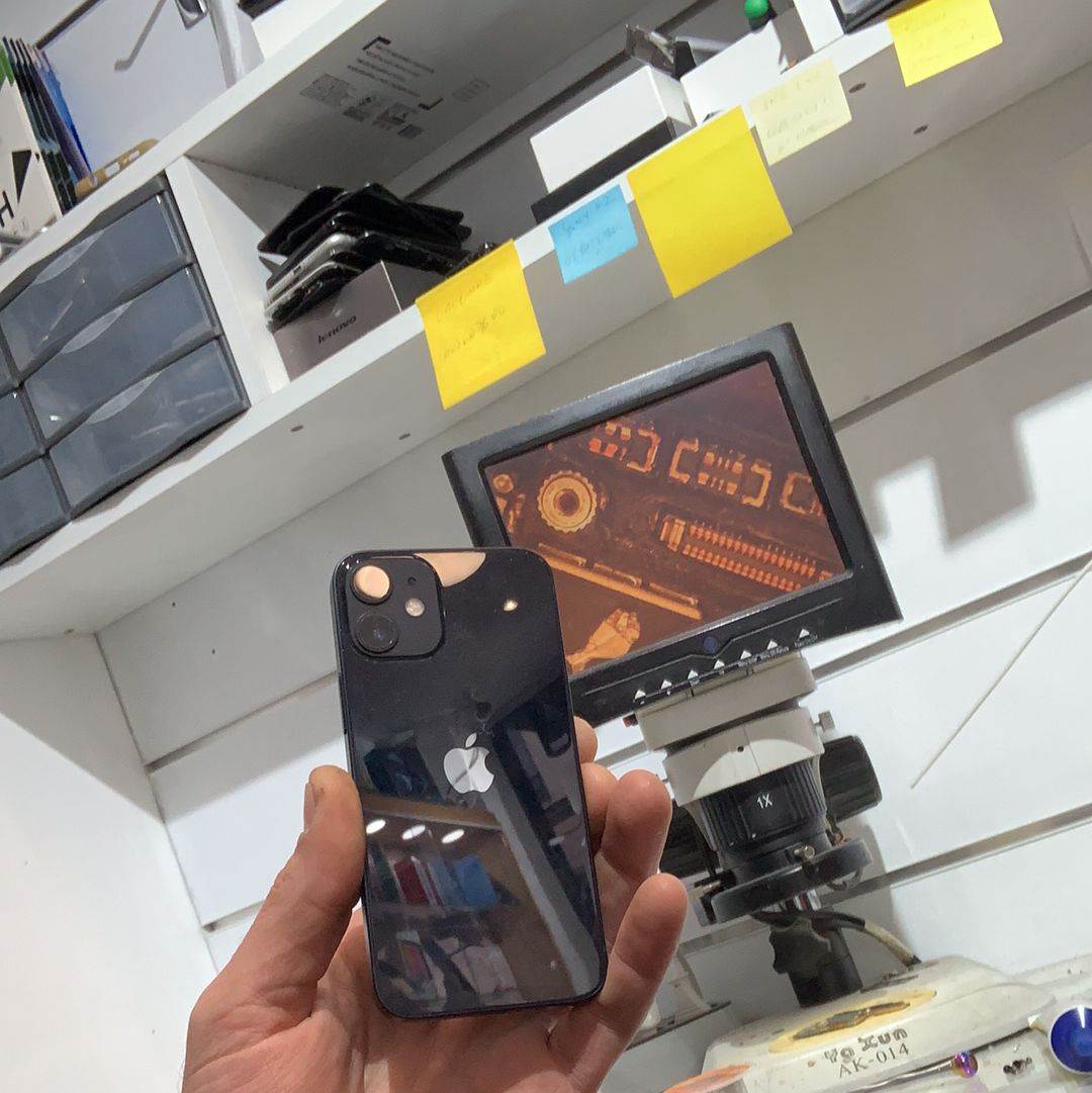iPhone et microscope pour l’examen des cartes mères chez SOS PHONE