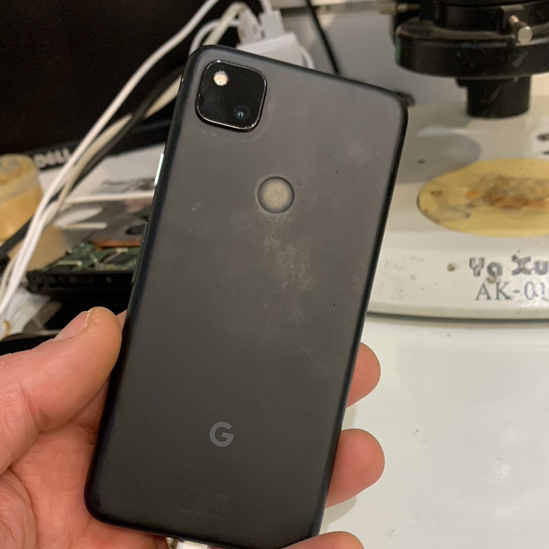 Google Pixel tenu dans l’atelier SOS PHONE