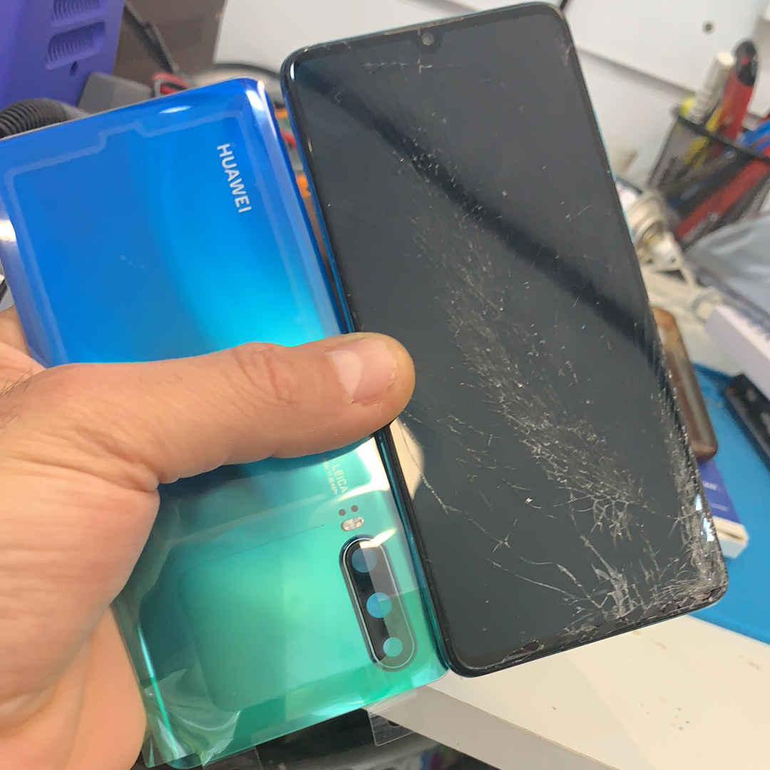 Écran fissuré d’un smartphone Huawei photographié à l’atelier SOS PHONE