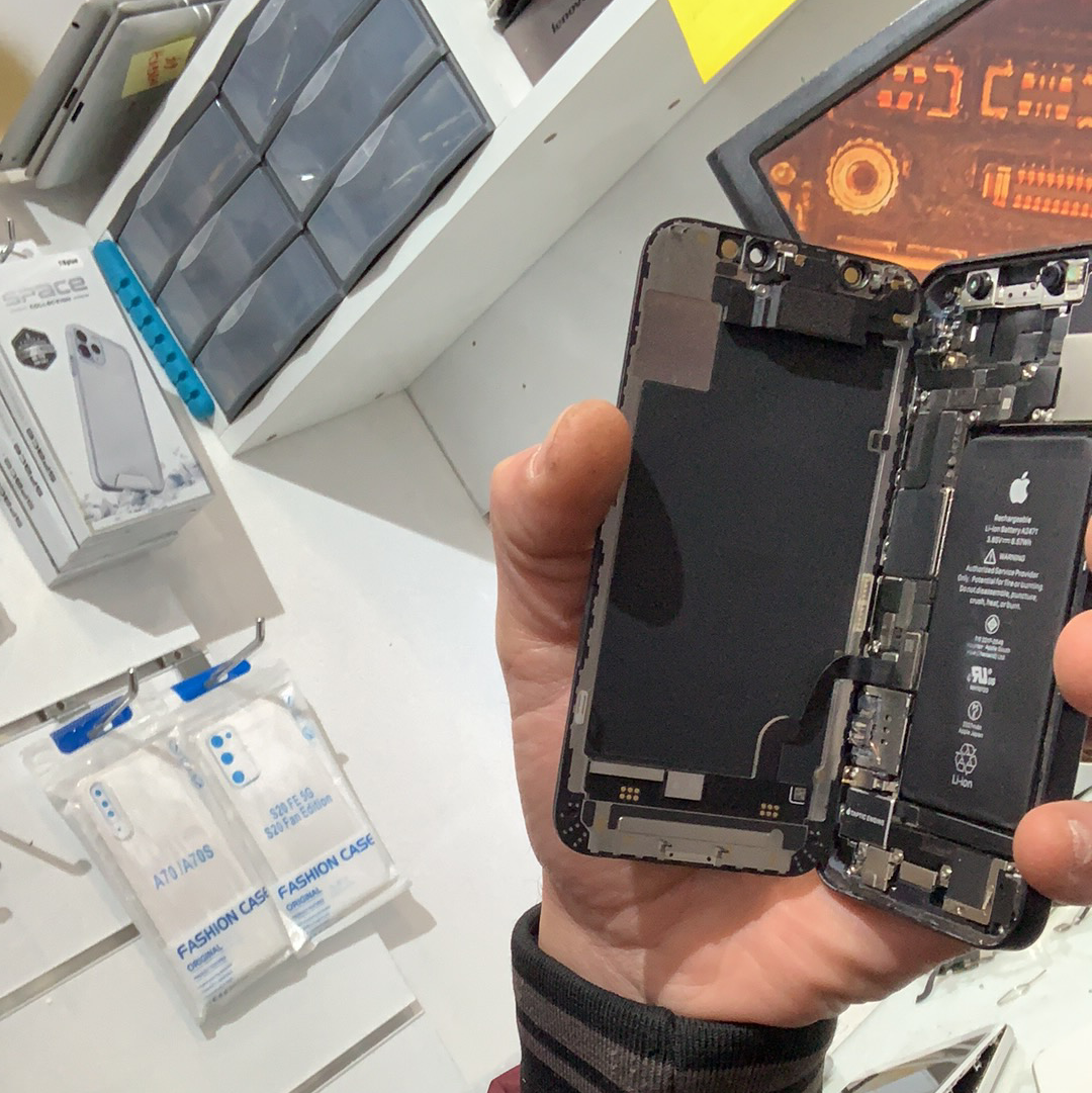 iPhone démonté sur le poste de réparation de SOS PHONE à Paris 20e