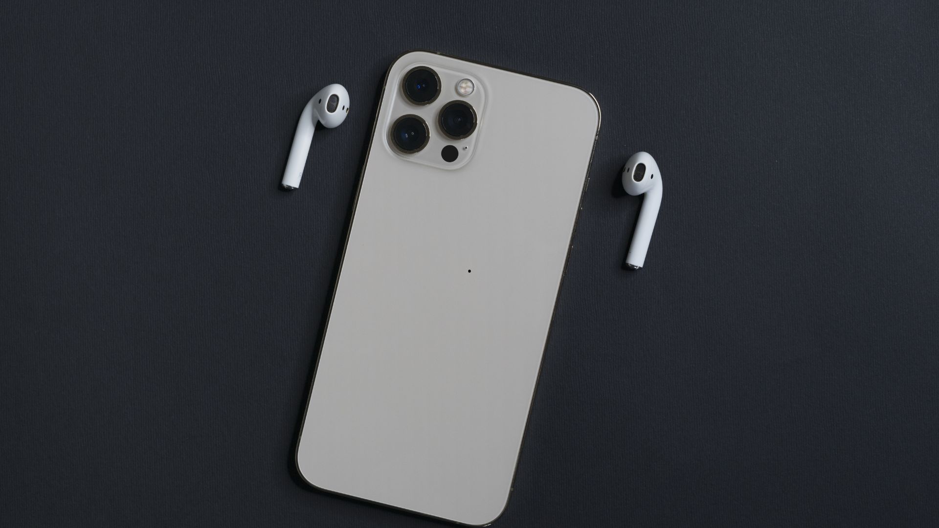 Technicien qualifié réparant un iPhone dans un atelier parisien