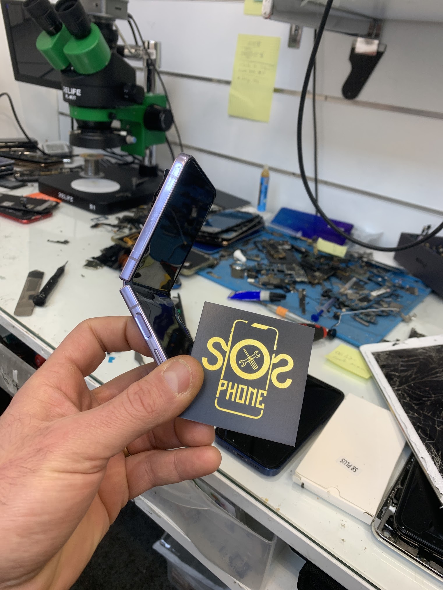 Smartphone Samsung pliable dans l’atelier SOS PHONE