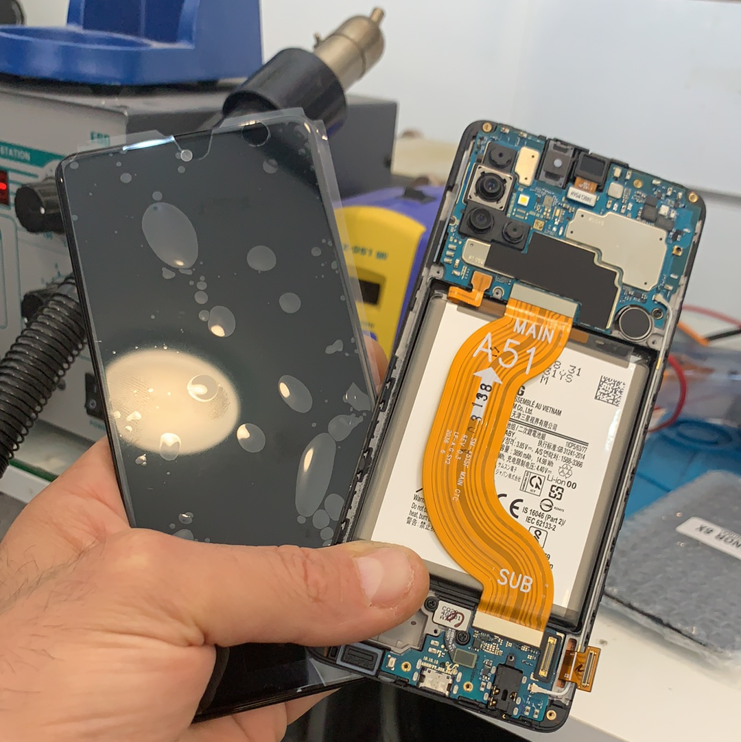 Samsung Galaxy A51 ouvert avec son écran séparé dans l’atelier SOS PHONE
