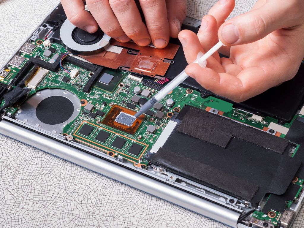 Expert en réparation de tablette effectuant un diagnostic sur un iPad.