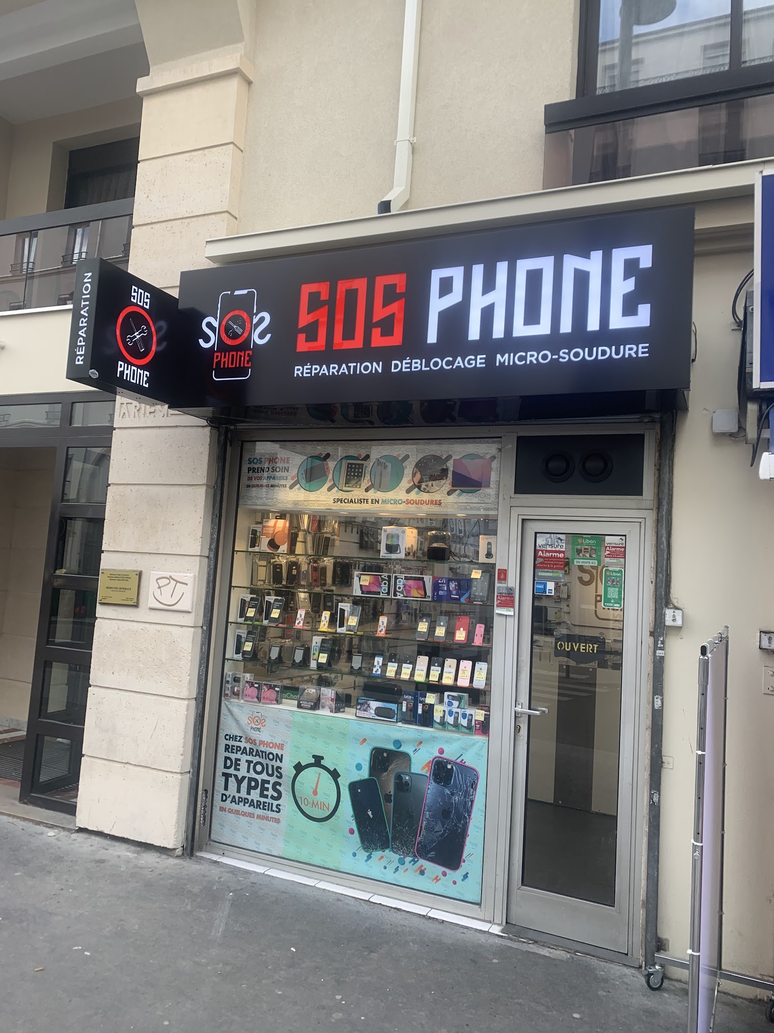 Devanture de SOS PHONE au 46 rue d’Avron à Paris 20e